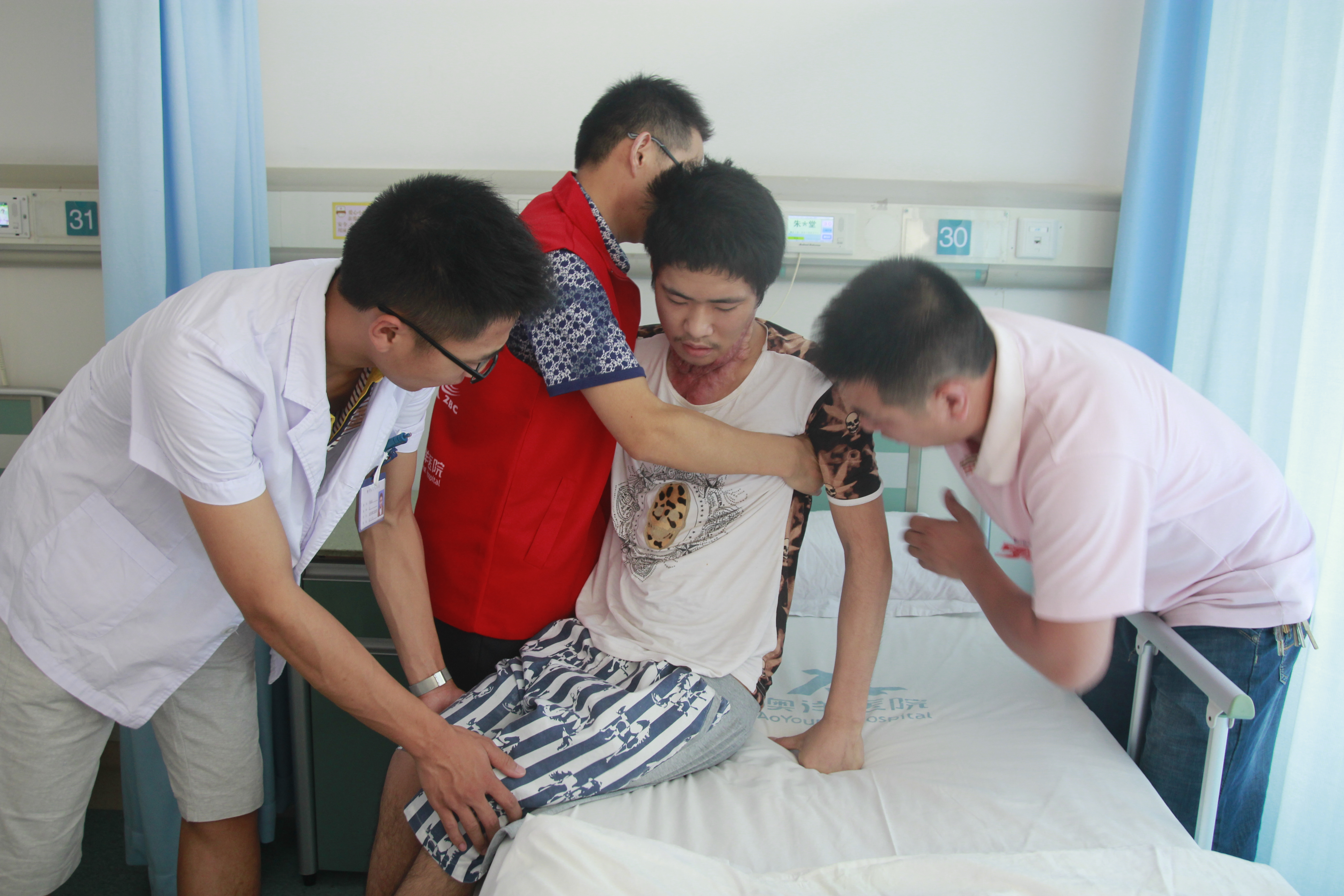 救助电击伤男孩.JPG